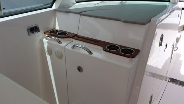 Tiara Yachts 34 LX image