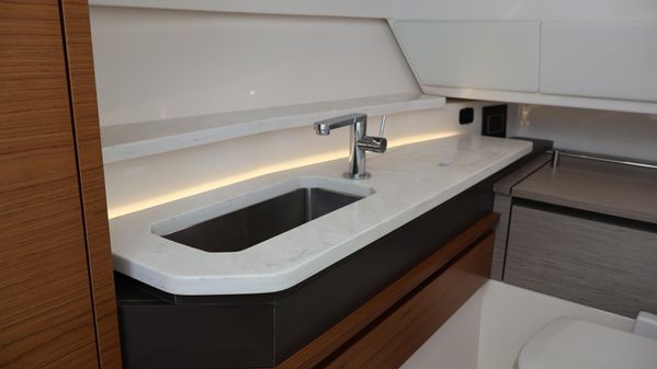 Tiara Yachts 34 LX image