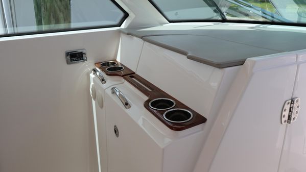 Tiara Yachts 34 LX image