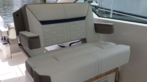 Tiara Yachts 34 LX image