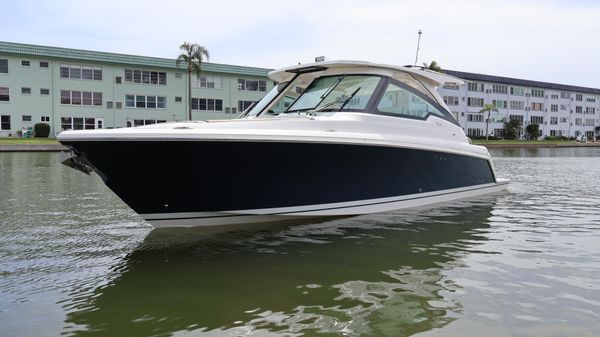 Tiara Yachts 34 LX 