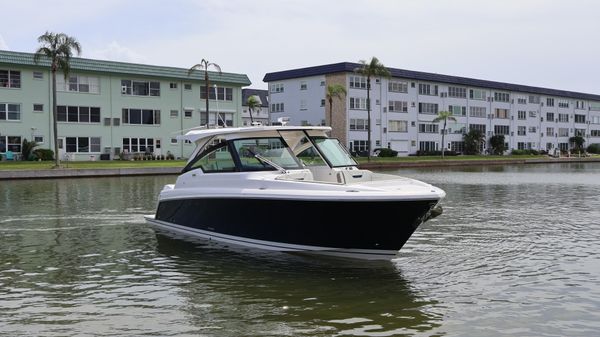 Tiara Yachts 34 LX 