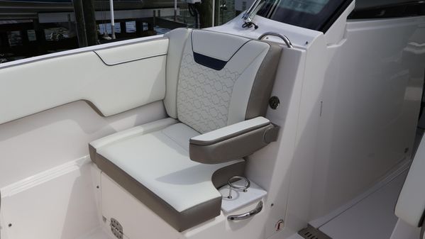 Tiara Yachts 34 LX image