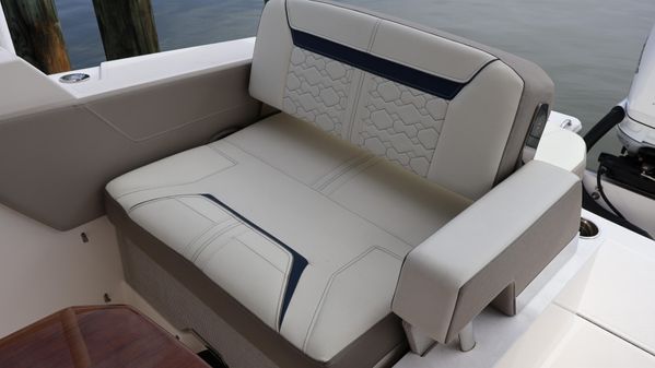 Tiara Yachts 34 LX image