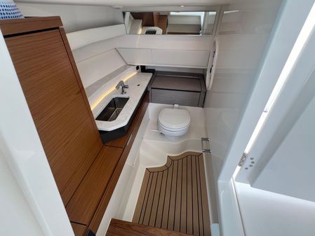 Tiara Yachts 34 LX image