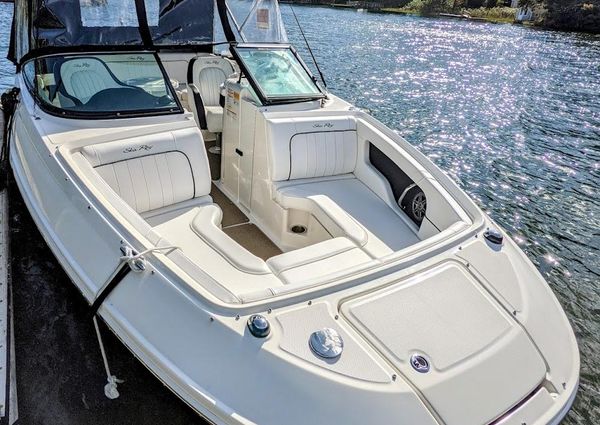 Sea Ray 220 Sundeck Outboard image
