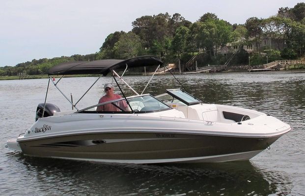Sea Ray 220 Sundeck Outboard - main image