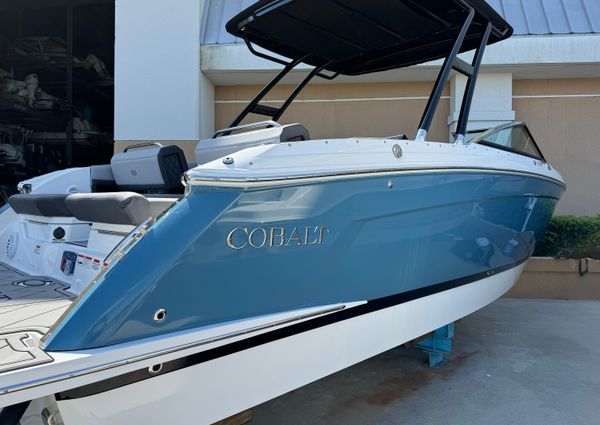 Cobalt R8 Outboard image