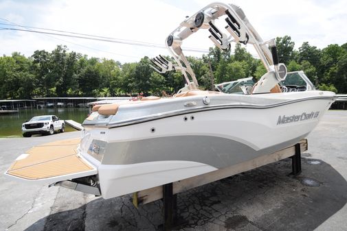 MasterCraft XT21 image