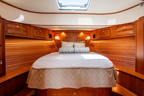 Hinckley Talaria 43 Motoryacht image