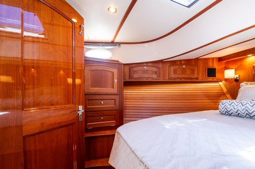 Hinckley Talaria 43 Motoryacht image