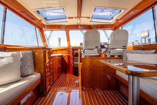 Hinckley Talaria 43 Motoryacht image