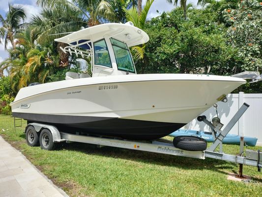 Boston Whaler 250 Outrage - main image