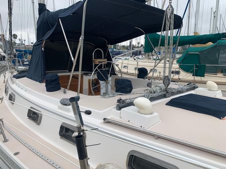 Catalina Morgan 44 Center Cockpit image