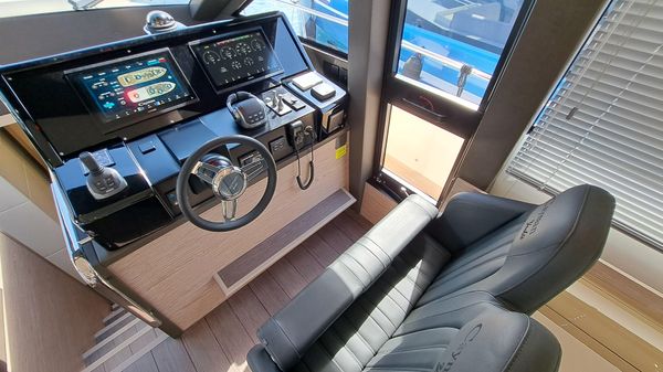 Cayman Yachts 600 S image