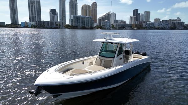 Boston Whaler 350 Outrage