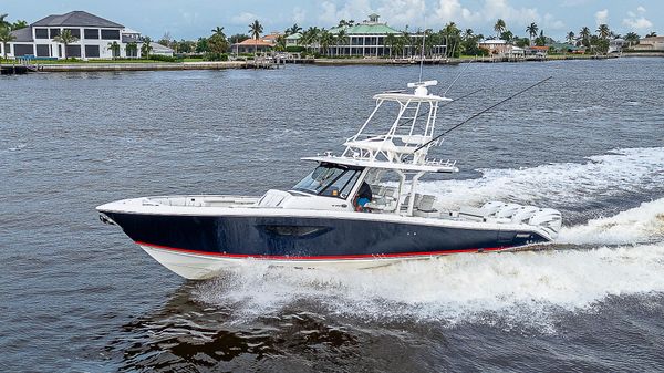Pursuit S 428 Sport