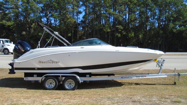 NauticStar 243 DC