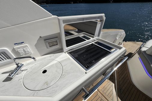 Sea Ray 320 Sundancer image