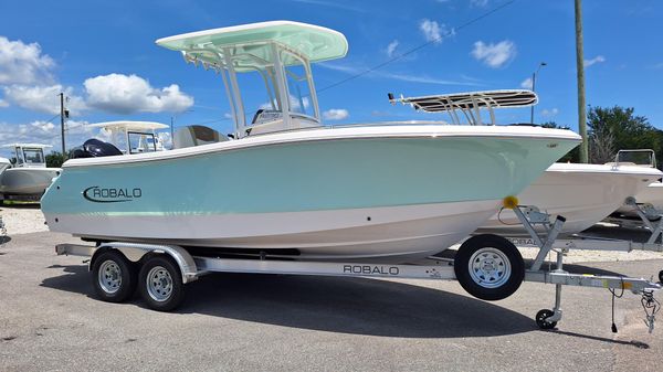 Robalo R230 