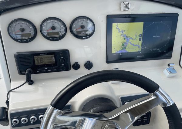 Boston Whaler 270 Vantage image