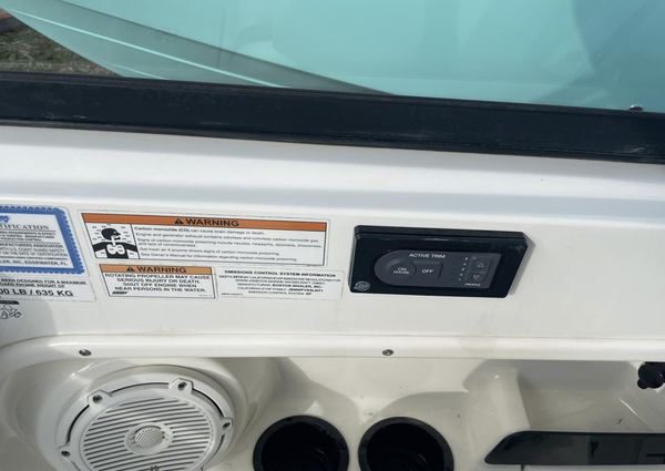 Boston Whaler 270 Vantage image