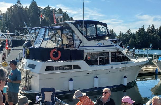 Tollycraft Sundeck - main image