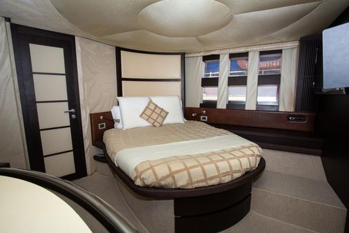 Azimut 62S image