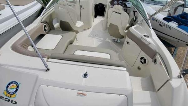 Sea Ray 220 Sundeck