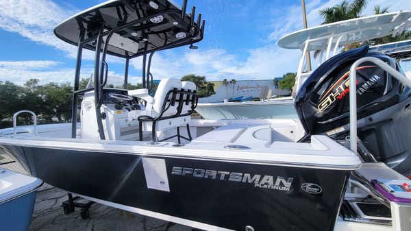 Sportsman Masters 227 Bay Boat 