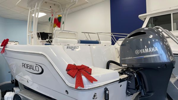 Robalo R222 Center Console