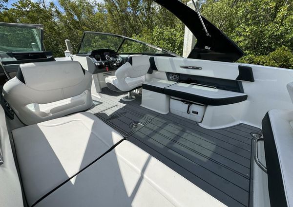 Chaparral 307 SSX Cruiser image