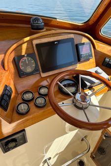 Hinckley 36-PICNIC-BOAT-CLASSIC image