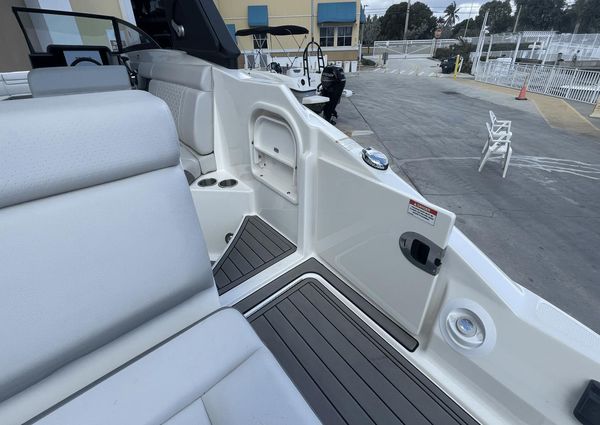 Sea Ray 270 SDX Outboard image