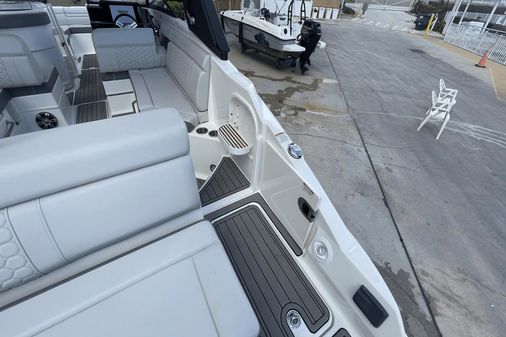 Sea Ray 270 SDX Outboard image