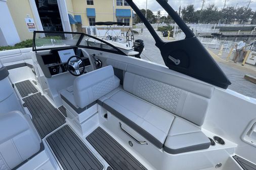 Sea Ray 270 SDX Outboard image