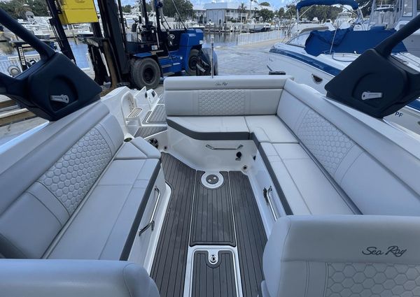 Sea Ray 270 SDX Outboard image