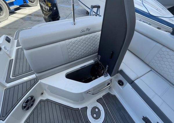 Sea Ray 270 SDX Outboard image