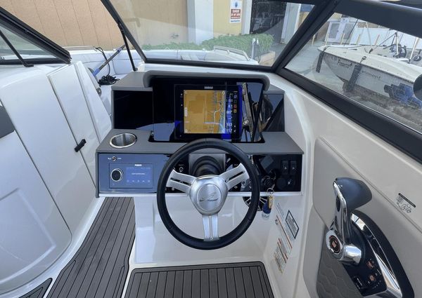 Sea Ray 270 SDX Outboard image