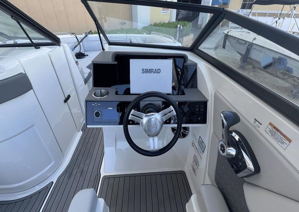 Sea Ray 270 SDX Outboard image