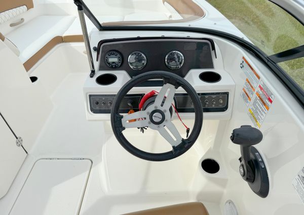 Bayliner DX2200 image