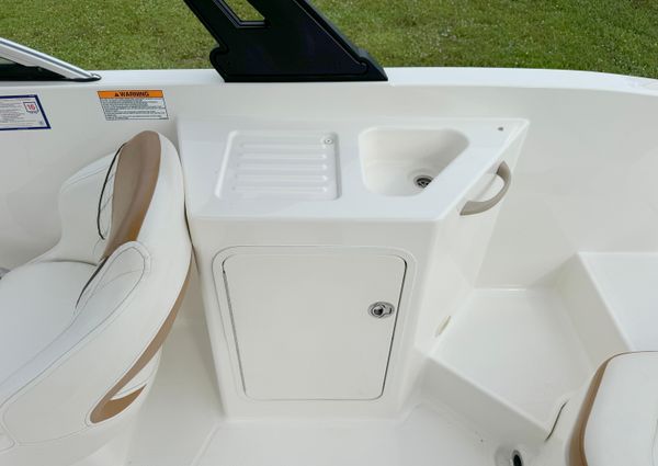 Bayliner DX2200 image