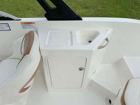 Bayliner DX2200 image