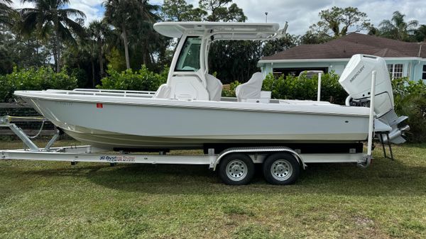 Everglades 253 Center Console 