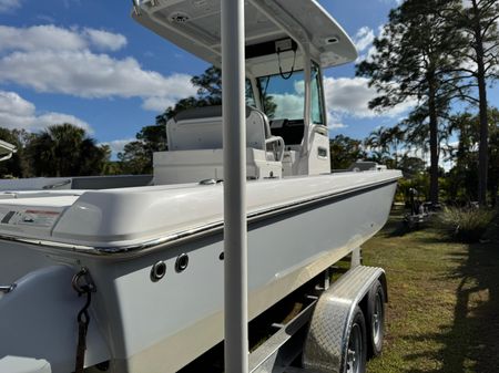 Everglades 253 Center Console image