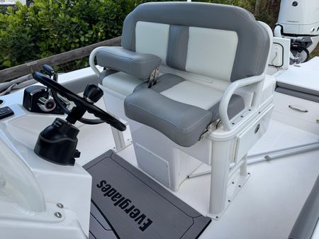 Everglades 253 Center Console image