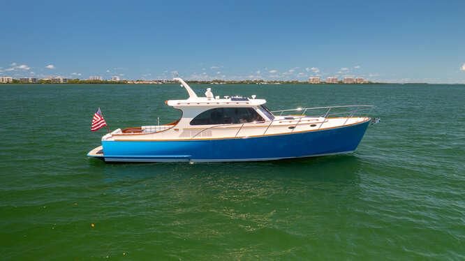 Hinckley Talaria 43 MY - main image
