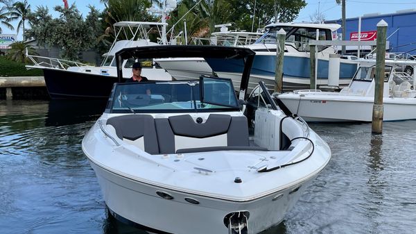 Cruisers Yachts 338 Bow Rider