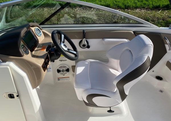 Chaparral 21-SSI-SPORT-OUTBOARD image