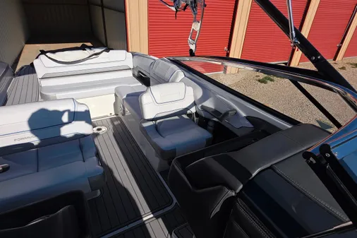 Formula 270 Bowrider image